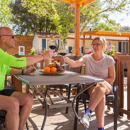 Kompleks wypoczynkowy Mobile Homes Camp Garden Vestar 3*