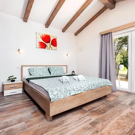 Kompleks wypoczynkowy Mobile Homes Camp Garden Vestar 3*